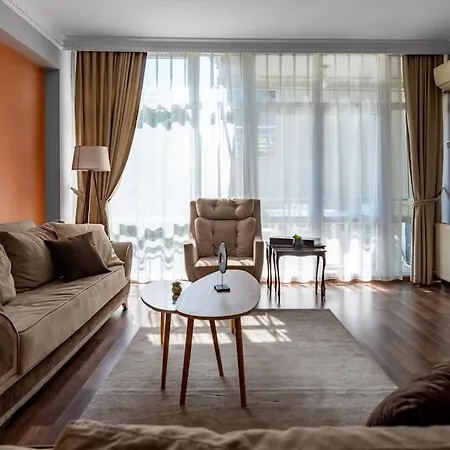 Cozy & Peaceful 2br Apt. W/ Balcony Near Taksim Apartamento