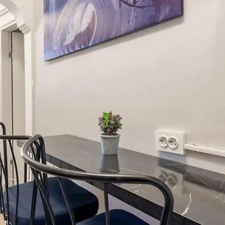 Cozy & Peaceful 2br Apt. W/ Balcony Near Taksim * Istambul