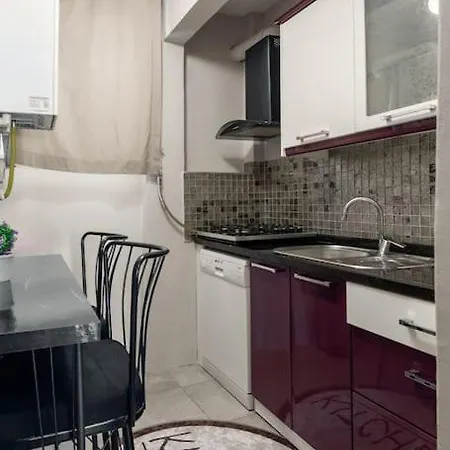 Cozy & Peaceful 2br Apt. W/ Balcony Near Taksim *