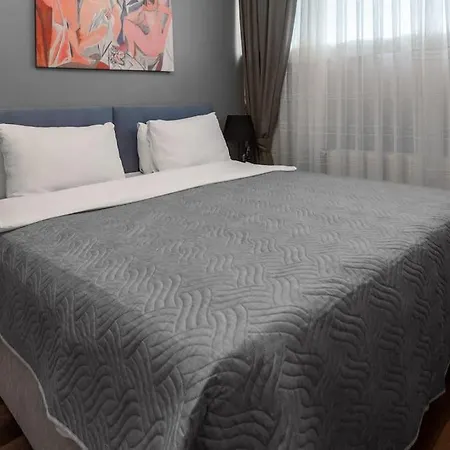 Cozy & Peaceful 2br Apt. W/ Balcony Near Taksim شقة